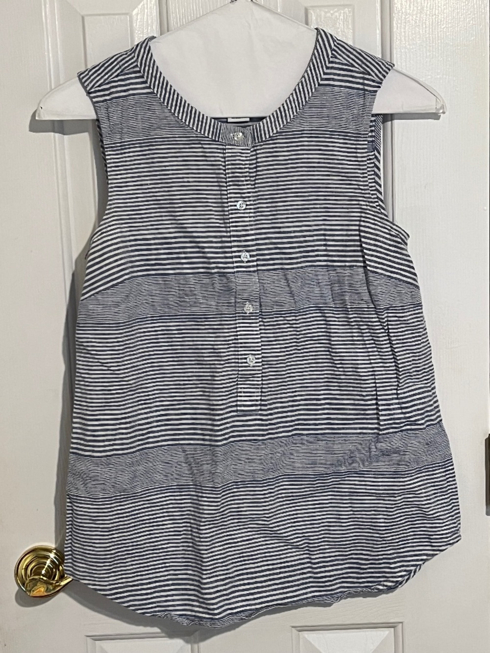Vineyard vines blue and white top size 4